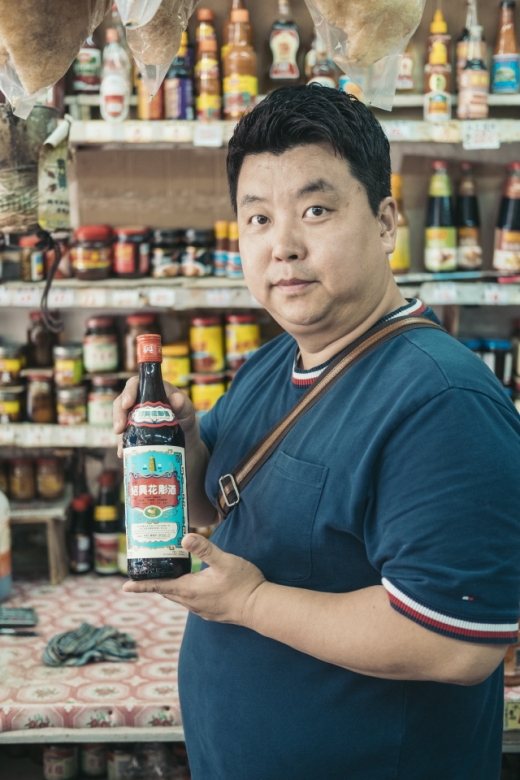 소스를 들고 포즈를 취하는 레이먼킴 셰프. /사진제공=홍콩관광청