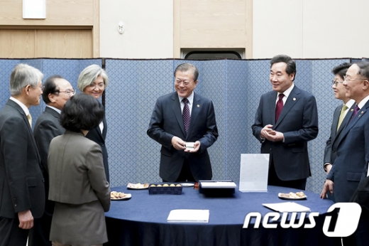 문재인 대통령(오른쪽 네번째)이 12일 부산에서 현장국무회의에 앞서 국무위원들과 차담하며 아세안 10개국 커피를 국내 전문 바리스타가 블렌딩한 커피를 마시고 있다. /사진=뉴스1(청와대 제공)