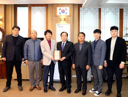 전남도 전지훈련 평가에서 최우수 지자체에 선정된 영광군이 기관표창을 받은 후 기념촬영을 하고 있다. /사진제공=영광군