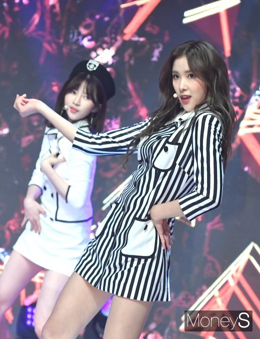 [머니S포토] 네이처 유채 '도발적인 눈빛'
