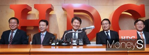 [머니S포토] 싱글벙글 웃음꽃 핀 HDC, 아시아나 품다
