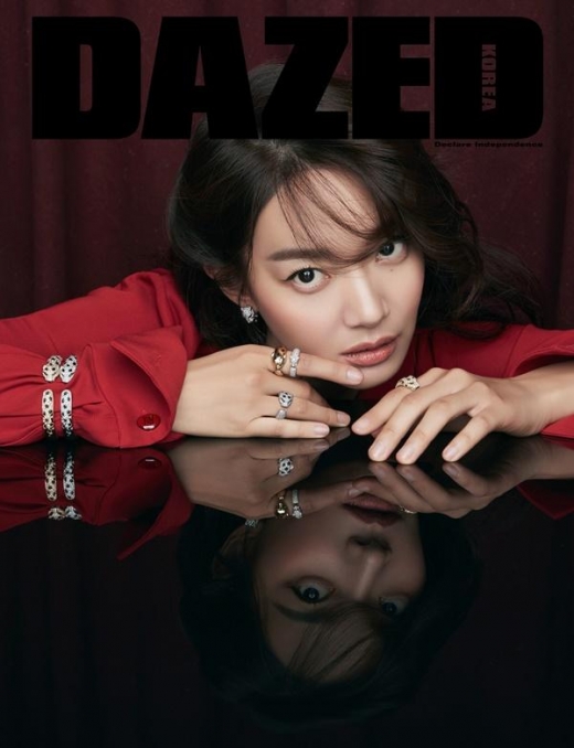 [★화보] '보좌관2' 히로인 신민아, 매거진 커버 장식