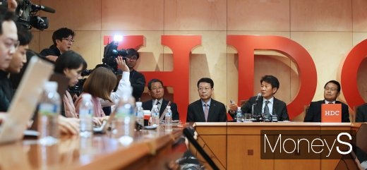 [머니S포토] 아시아나 인수 관련 질문받는 정몽규 회장