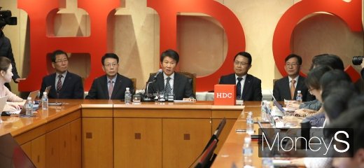 [머니S포토] 질문에 답하는 정몽규 HDC 회장