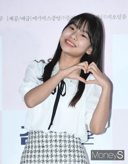 [머니S포토] 김수안 '삼촌팬 사로잡는 하트 발사'