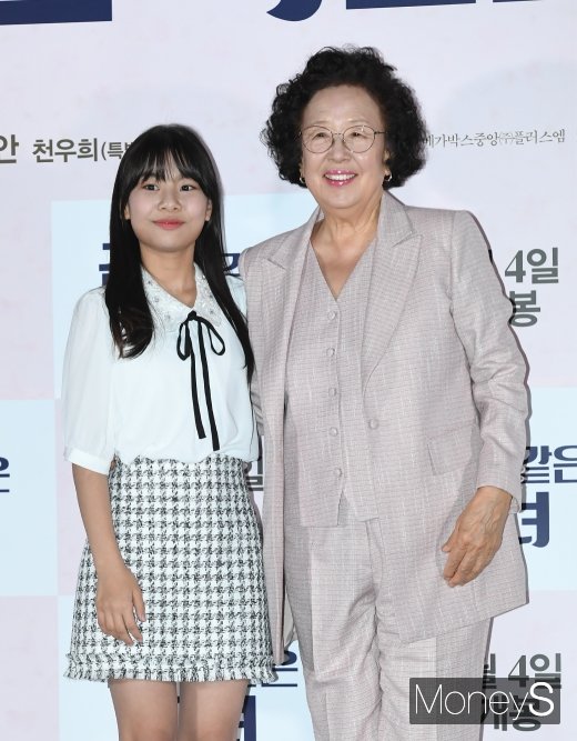 [머니S포토] 김수안·나문희 '손녀와 할머니'