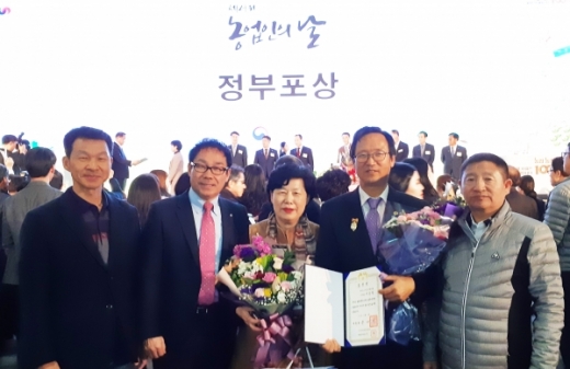 농업인의 날 대통령 표창을 받은 이종학 수석 부회장(사진 가장 오른쪽). / 사진제공=양평군