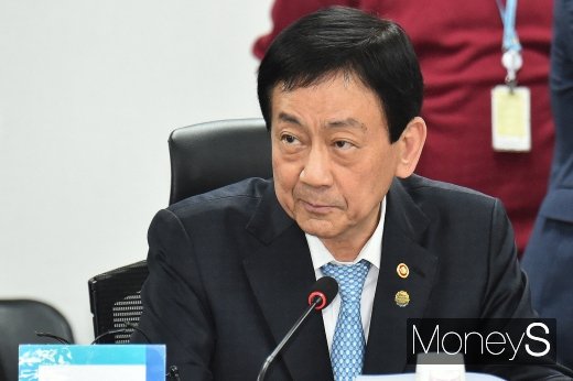 [머니S포토] 진영 장관, 