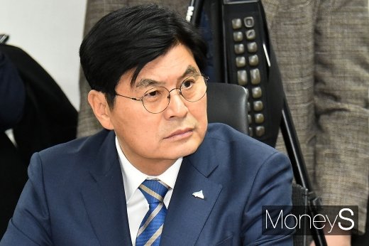 [머니S포토] 발언 경청하는 이춘희 세종시장