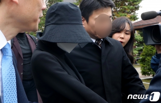 해외에서의 대마 흡연 및 마약 소지 혐의로 적발된 홍정욱 전 한나라당(자유한국당 전신) 의원의 딸이 12일 인천지법에서 열린 결심 공판을 마치고 나서고 있다. /사진=뉴스1
