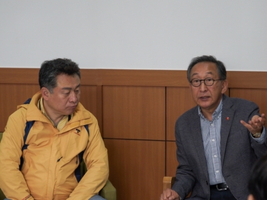 안승남 구리시장과 고희범 제주시장이 농산물 출하 협력을 논의하고 있다. / 사진제공=구리시