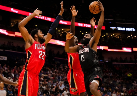 12일(한국시간) 미국 루이지애나주 뉴올리언스 스무디킹 센터에서 열린 2019-2020시즌 NBA 정규리그 원정 경기에서 뉴올리언스 펠리컨스를 상대로 39득점을 뽑아낸 휴스턴 로케츠의 가드 제임스 하든(오른쪽). /사진=로이터