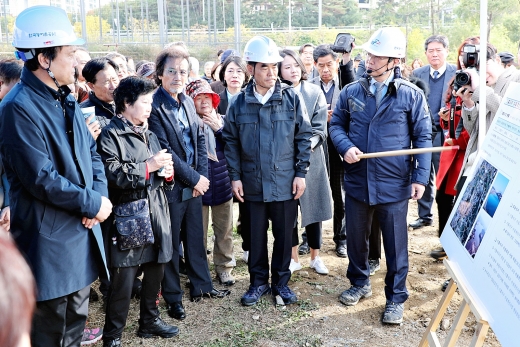 농어촌공사는 12일 경기도 용인시 기흥저수지에서 지역국회의원을 비롯한 시의회와 주민 등 40여명이 참석한 가운데 기흥저수지수질개선사업현장설명회를 개최했다. / 사진제공=농어촌공사 