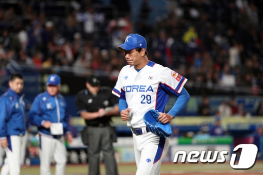 12일 오후 일본 지바 조조마린 스타디움에서 열린 2019 세계야구소프트볼연맹(WBSC) 프리미어12 슈퍼라운드 대만전에서 다소 부진한 한국의 선발 투수 김광현이 강판되고 있다. /사진=뉴스1