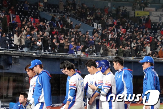 한국 야구 국가대표팀 선수들이 12일 일본 지바현 조조마린 스타디움에서 열린 2019 WBSC 프리미어12 슈퍼라운드 2차전 대만과의 경기에서 0-7로 패한 뒤 덕아웃으로 돌아가고 있다. /사진=뉴스1