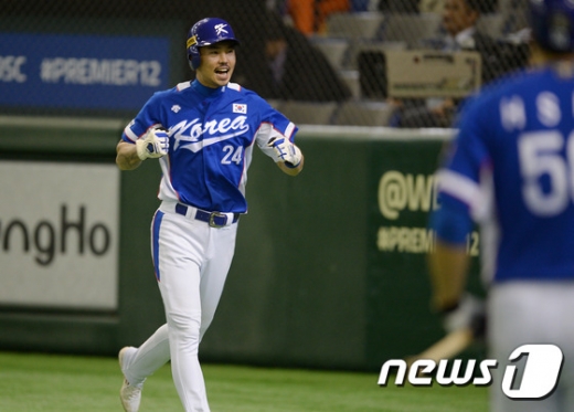지난 2015년 11월19일 일본 도쿄돔에서 열린 2015 WBSC 프리미어12 4강전 한국과 일본의 경기에서 당시 국가대표팀 야수 오재원이 9회초 무사 1, 2루 한국 정근우 타석에 홈을 밟은 뒤 환호하고 있다. /사진=뉴스1