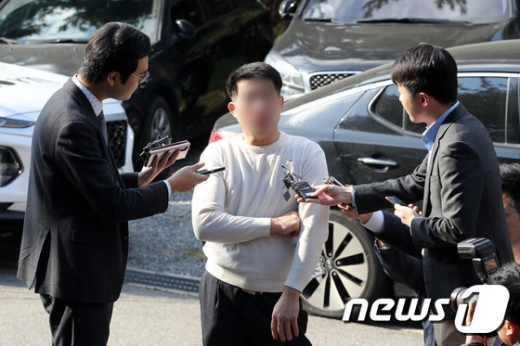 화성연쇄살인 8차 사건으로 복역후 출소한 윤모씨(52)가 참고인 조사를 받기 위해 재심 조력자인 박준영 변호사와 30일 오후 경기도 수원시 장안구 경기남부지방경찰청 광역수사대에 출석하던 중 취재진의 질문에 하고 있다. /사진=뉴스1