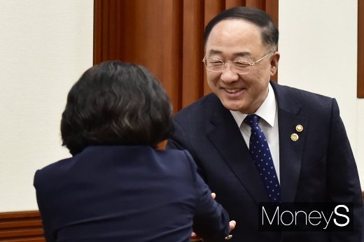 [머니S포토] 제26차 경제활력대책회의 참석하는 홍남기 부총리