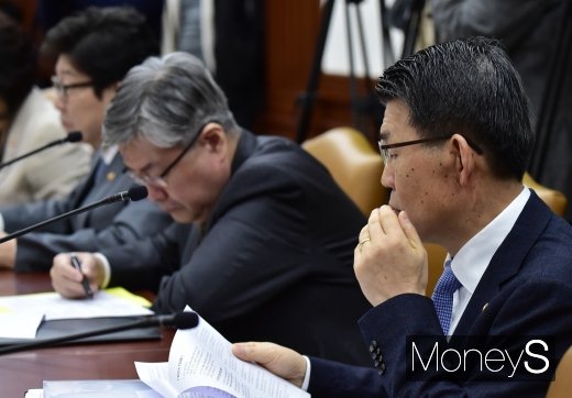 [머니S포토] 자료 살피는 은성수 금융위원장