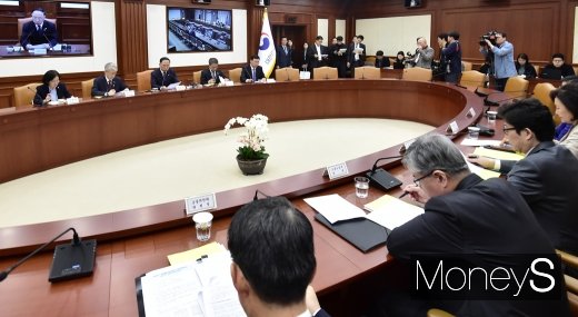 [머니S포토] 홍남기 부총리 주재 제26차 경제활력대책회의