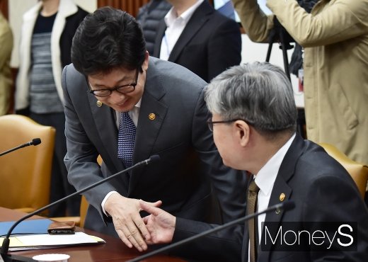 [머니S포토] 경제활력대책회의 참석한 조명래-이재갑