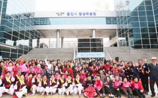 12일 용인시 수지구 풍덕천동 평생학습관 개관식에서 백군기 용인시장이 관계자들과 기념촬영을 하고 있다. / 사진제공=용인시