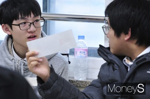 [머니S포토] 수험표 확인하는 수험생들