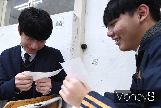 [머니S포토] 누구 번호가 좋을까 '수험표 확인'