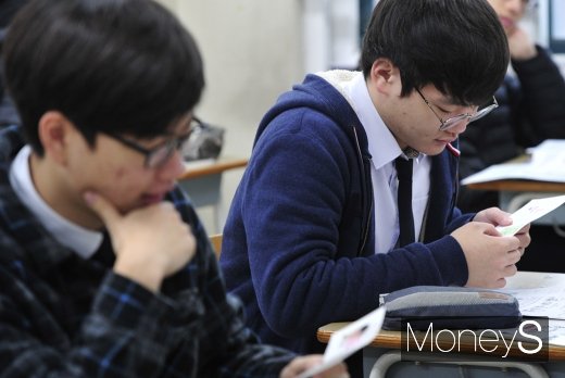[머니S포토] 수능 D-1, 예비소집 장소 확인