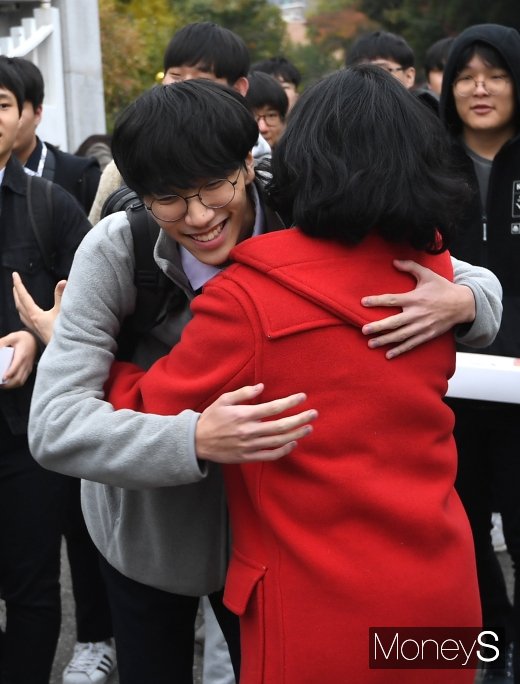 [머니S포토] '수능 잘 보고올게요'