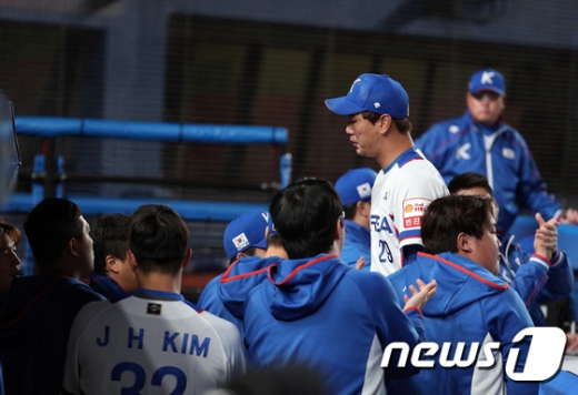 한국 야구 국가대표팀 투수 김광현이 지난 12일 일본 지바현 조조마린 스타디움에서 열린 2019 WBSC 프리미어12 슈퍼라운드 2차전 대만과의 경기에서 4회초 강판당하며 아쉬워하고 있다. /사진=뉴스1