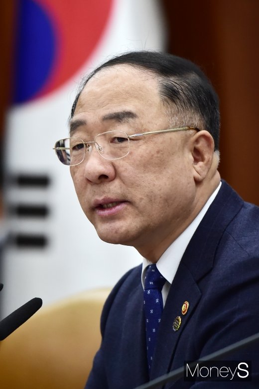 13일 정부서울청사에서 홍남기 부총리가 경제활력대책을 발표하고 있다./사진=임한별 기자