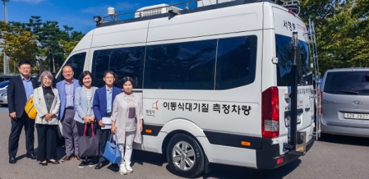 지난 9월 17일 청주시의회에서 화성시의 이동식 대기질 측정장비 차량 앞에서 시연을 벤치마킹했다. / 사진제공=화성시