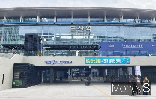 부산역 출구 옆에 펄어비스 이벤트 부스가 자리하고 있다. /사진=채성오 기자