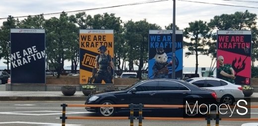 해운대 거리에 위치한 크래프톤 조형물. /사진=채성오 기자