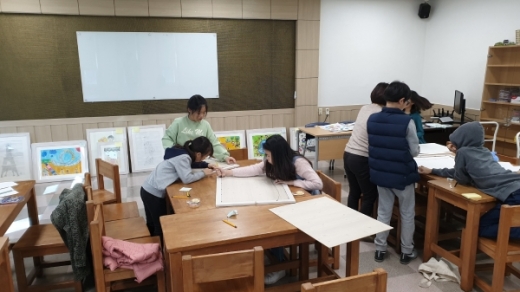 수원문화재단이 작품 감상 교육의 토대를 마련하고자 진행하고 있는 '나도 큐레이터'의 6기 전시회가 16일부터 내달 1일까지 수원 바른샘어린이도서관에서 열린다. 사진은 참여 어린이들의 전시 액자 준비 모습. / 사진제공=수원문화재단 