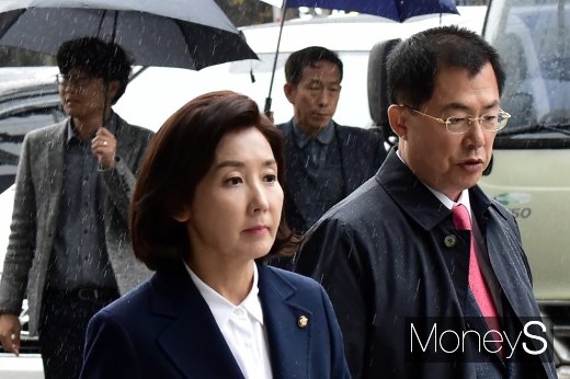 [머니S포토] 나경원, 비오는 수요일 검찰 출석
