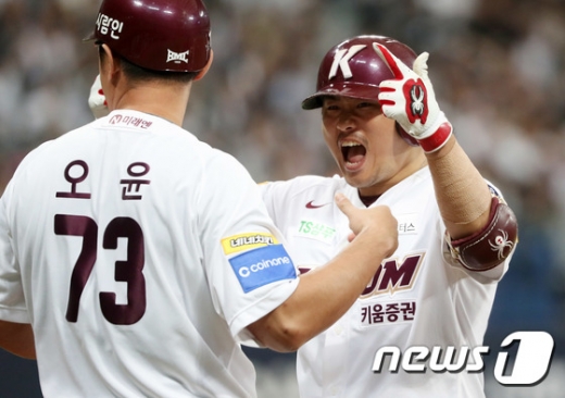 키움 히어로즈 포수 이지영(오른쪽). /사진=뉴스1