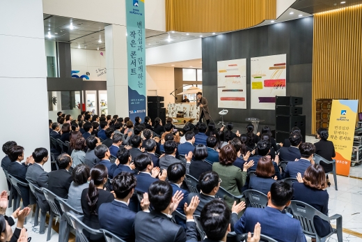 가수 변진섭이 광주은행 본점 1층 로비에서 작은 콘서트를 갖고 있다./사진=광주은핸 제공.