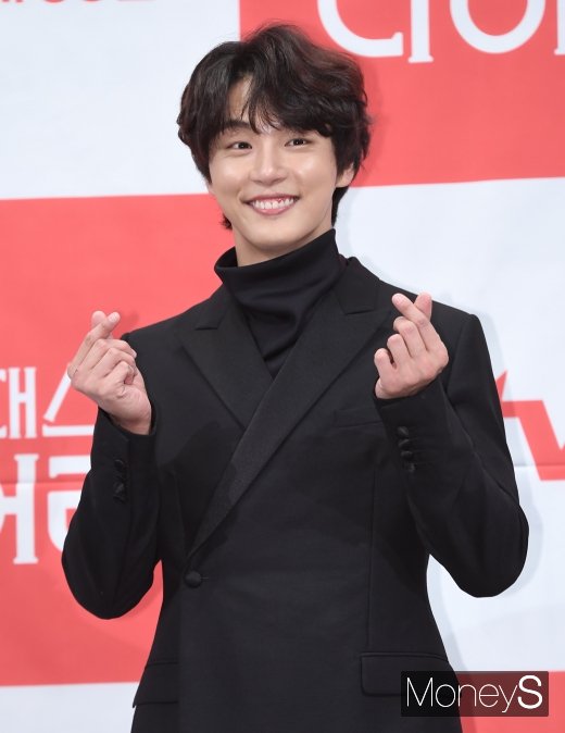 [머니S포토] 윤시윤 '하트 뿅뿅'
