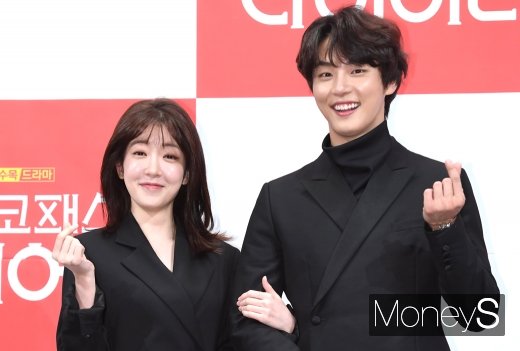 [머니S포토] 정인선·윤시윤 '하트 발사'
