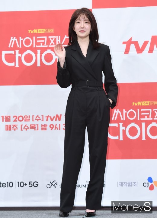 [머니S포토] 정인선, 시크한 올블랙 패션