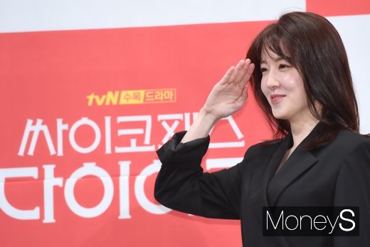 [머니S포토] 정인선, 각 잡힌 거수경례…'경찰로 변신'