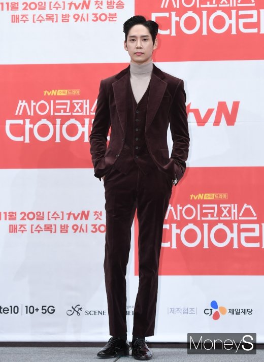 [머니S포토] 박성훈, 휜칠한 8등신 비율