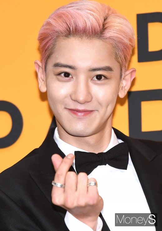 [머니S포토] 엑소 찬열 '멋진 손하트'