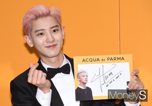 [머니S포토] 엑소 찬열 '여심저격 하트와 사인'