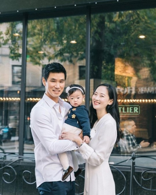 모델 혜박(오른쪽)과 그의 가족. /사진=YG 케이플러스 제공