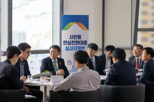 은성수 금융위원장이 지난 12일 부산국제금융센터(BIFC) 내 주택금융공사 심사지원반을 방문해 직원들과 대화를 하고 있다. /사진=금융위원회