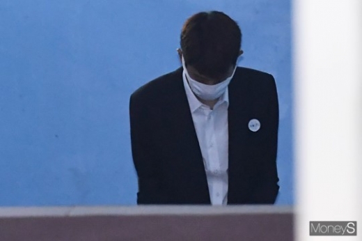 지난 5월 10일 서울 서초구 서울중앙지법에서 열린 첫 공판을 마치고 나온 가수 정준영. /사진=장동규 기자