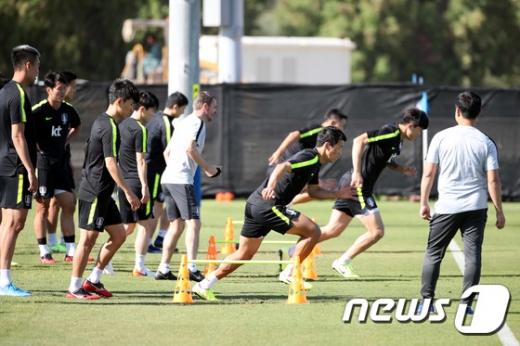 오는 14일 레바논과의 2020 카타르 월드컵 아시아지역 2차 예선전에 앞서 아랍에미리트 아부다비에서 훈련을 치른 한국 축구 대표팀. /사진=뉴스1